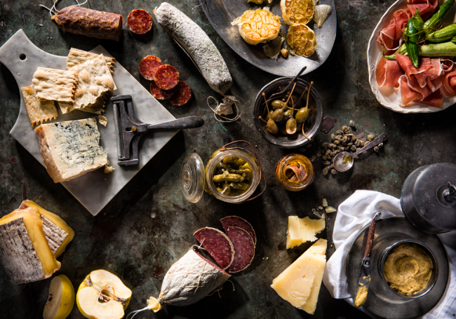 How To Make The Perfect Cheeseboard Your Guests Will Surely Love